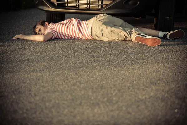 Hurt dziecko przed samochodem na ulicy — Zdjęcie stockowe