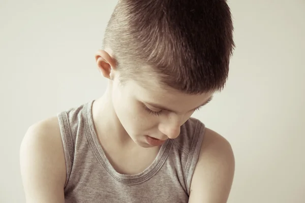 グレーのノースリーブ シャツで瞑想的な少年 — ストック写真