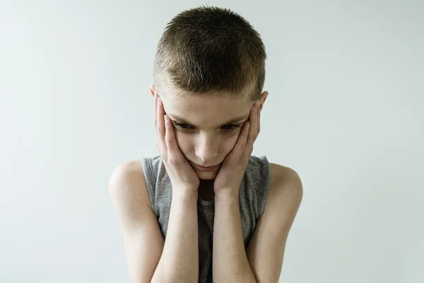 Onrustige jonge jongen met hoofd en handen — Stockfoto