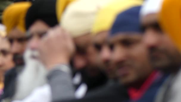 Gruppen Anonym sikhiska män headscarfs — Stockvideo