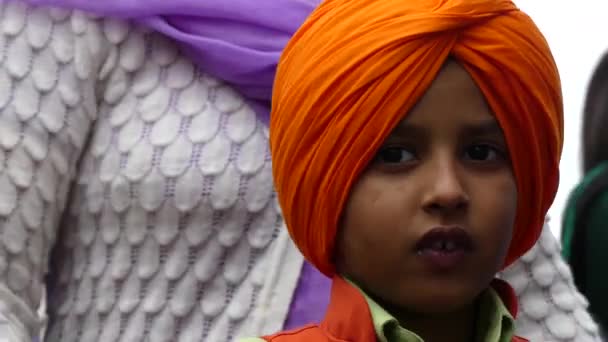 Sikh menino tradicional lenço de cabeça laranja — Vídeo de Stock