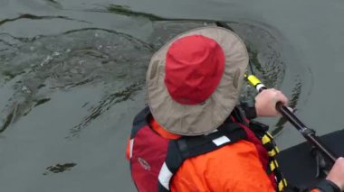 Kanocu kürek çekmeye kırmızı elbiseler portre