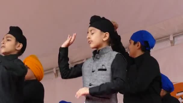 Sikhs jongens dansen straatparade Vaisakhi — Stockvideo