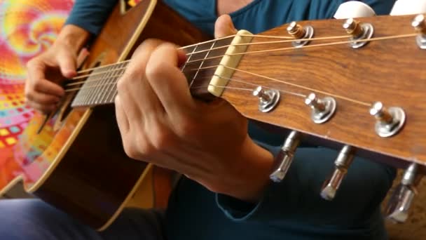 Fondo de primer plano guitarrista femenina — Vídeos de Stock