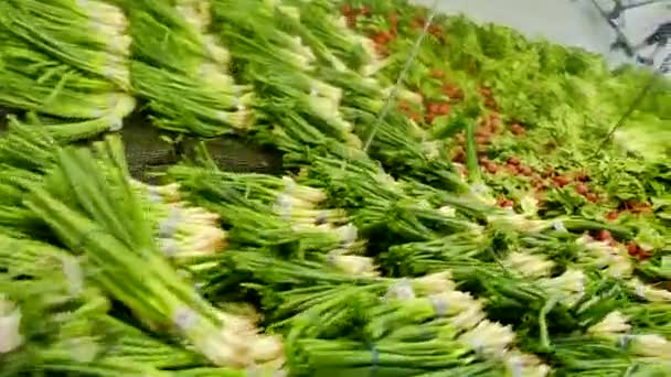 Verde verduras frescas tienda de comestibles contador — Vídeo de stock