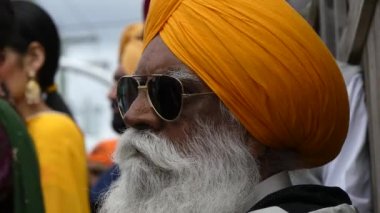 Yaşlı Sih adam kalabalık sokak