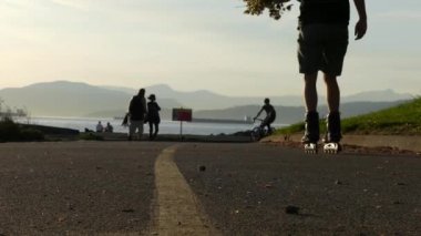 Erkek paten günbatımı Vancouver dağlar