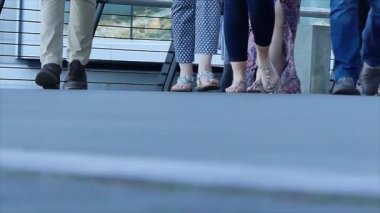 Yürüyen ayak şehir yaz yavaş hareket insanlar