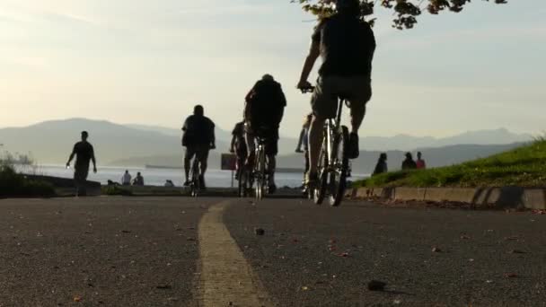 Sport activiteiten buiten mannetjes vrouwtjes fietsen — Stockvideo