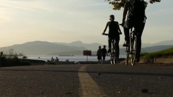 Σιλουέτες ποδήλατα ωκεανό βουνών Βανκούβερ — Αρχείο Βίντεο