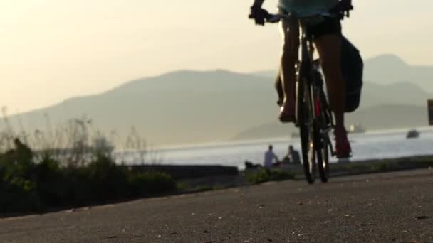 자전거를 타고 여성 젊은이 롤러 — 비디오