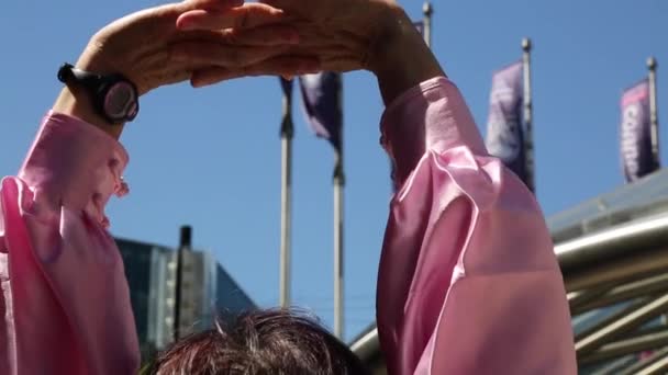 Äldre kvinna utöva qi gong Vancouver — Stockvideo