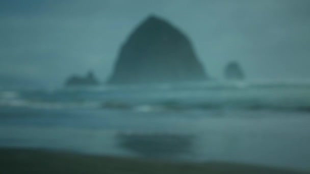 Nevel oceaan golven berg rots — Stockvideo