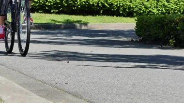 Genç kadın pembe ayakkabı bisiklet sürme