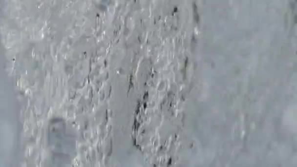 Fontana d'acqua primo piano astenersi goccioline — Video Stock