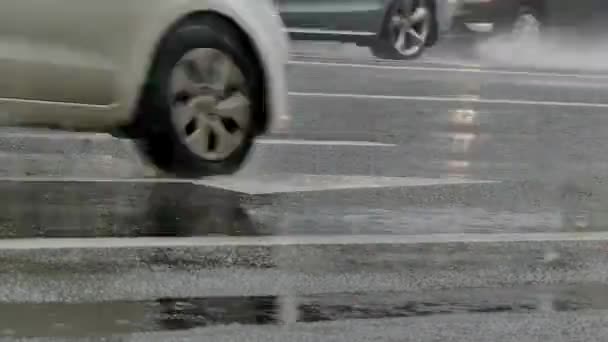 Carros em movimento rápido estrada molhada — Vídeo de Stock