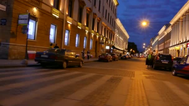 Cruzando la calle de noche San Petersburgo tiro en movimiento — Vídeo de stock