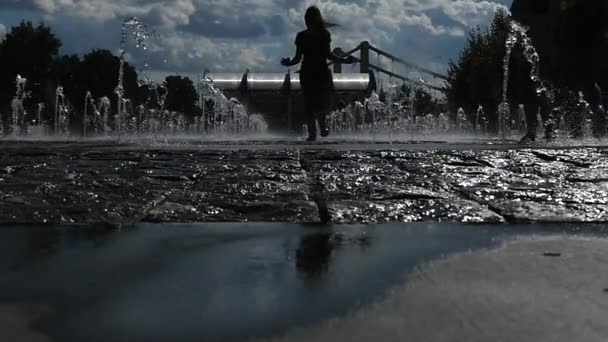 美しい少女実行中の水の噴水 — ストック動画