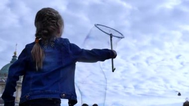 Kız gökyüzü güzel sabun köpüğü