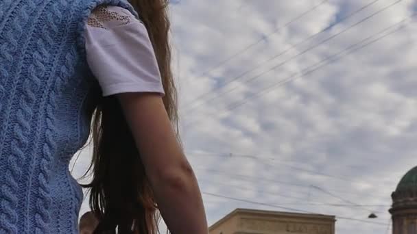 Kazan Katedrali'nden sabun bubles kız — Stok video
