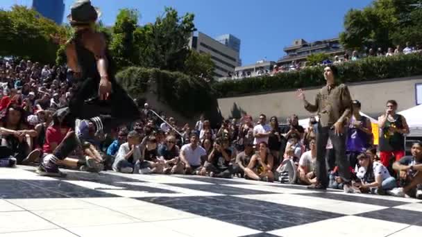 젊은 남성 여성 스트리트 댄스 — 비디오