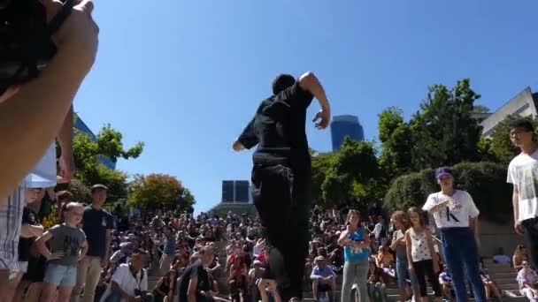 Unga manliga dansa gatan Vancouver — Stockvideo