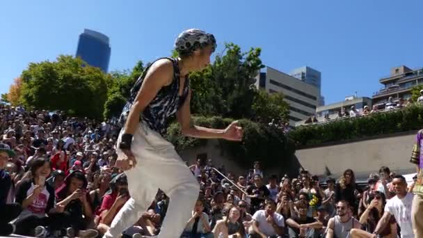 여성 모 춤을 밴쿠버 화창한 날 — 비디오