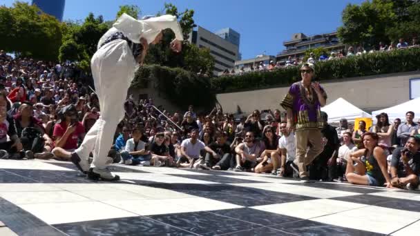 Yound bailarines verano calle pista de baile — Vídeo de stock