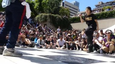 Genç neşeli erkek dans