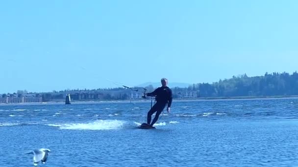Muž surfování směrem k fotoaparátu Zpomalený pohyb — Stock video