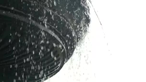 Вода витікає з вази фонтану — стокове відео