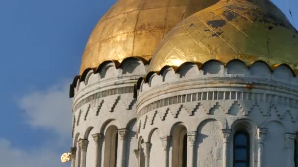 Golden dome Russian church zoom out — Stock Video