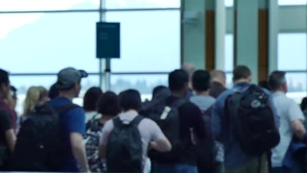 Pessoas a embarcar no terminal aeroportuário — Vídeo de Stock