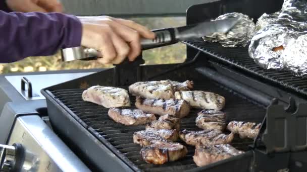 Включение мяса на гриле барбекю — стоковое видео