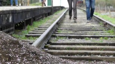 Genç çift çalışan demiryolu parça