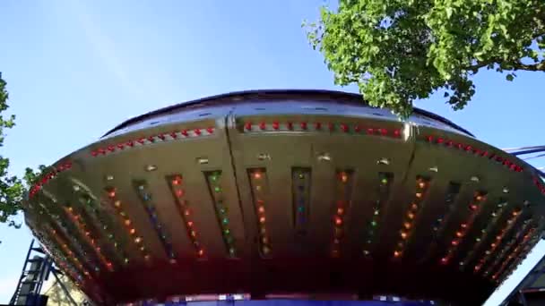 Nave espacial parque de atracciones cielo azul — Vídeo de stock