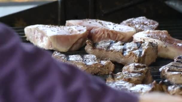 Parrilla de barbacoa de filetes calientes — Vídeos de Stock