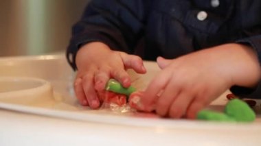 Malzeme modelleme oynayan çocuk