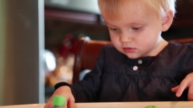 Küçük kız eğitmen ile modelleme öğrenme