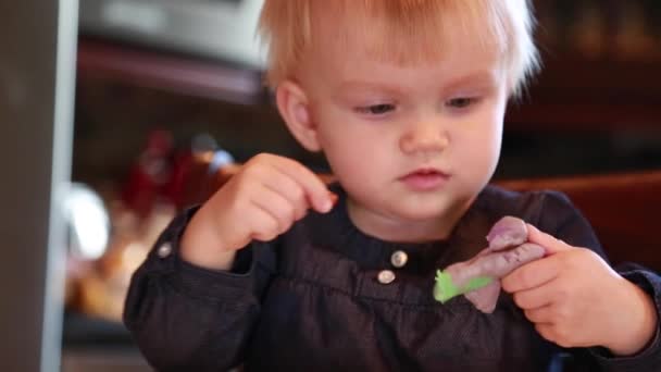 Menina experimentando plasticina — Vídeo de Stock