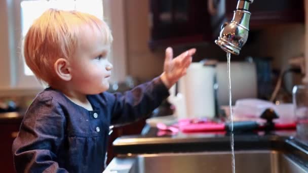 Pequeno bebê menina se divertindo água — Vídeo de Stock