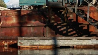 Güneşli su atış hareketli paslı tekne