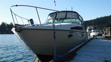 İskele güneşli gün yakın tekne