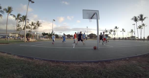 Баскетболисты летом — стоковое видео