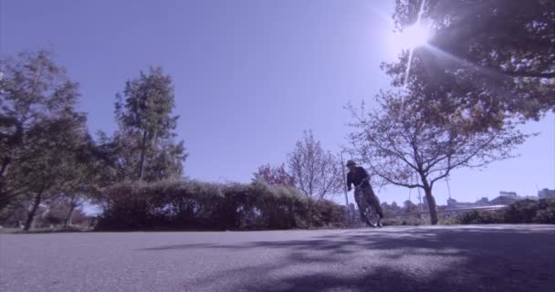 Νέοι ποδηλασία στο πάρκο — Αρχείο Βίντεο
