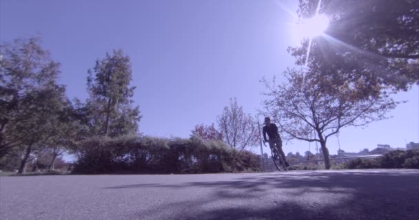 Mensen fietsen parkeren zon — Stockvideo