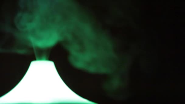 Aroma lámpara de humo cambiando de color — Vídeos de Stock