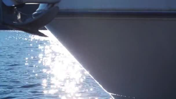 Cabeça de barco reflexos luz do sol água — Vídeo de Stock