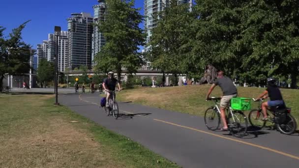 Pessoas de bicicleta paisagem urbana — Vídeo de Stock