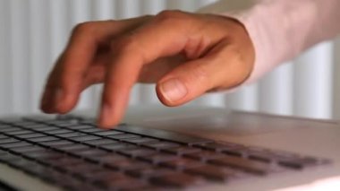 Genç iş kadını yazarak klavye